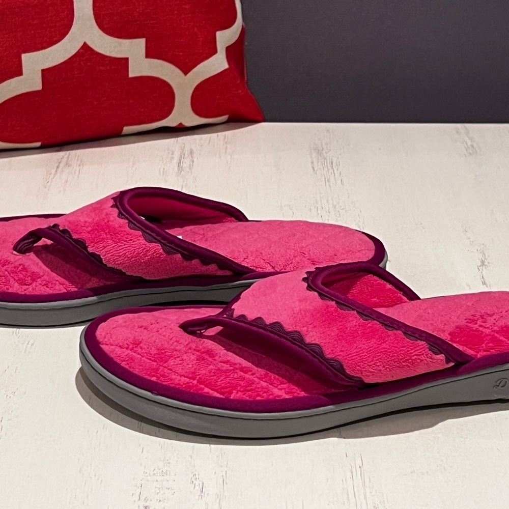 Dearfoams Pink Plush Slippers with Cushioned Footbed (NWOT) - Picture 3 of 6